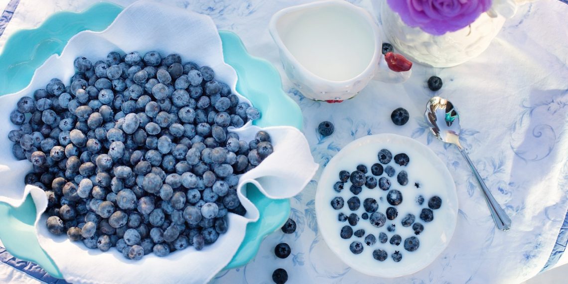 blueberries milk breakfast anthocyanin