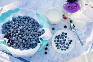 blueberries milk breakfast anthocyanin