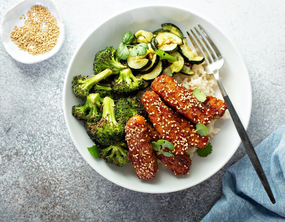Teryaki tempeh with rice and vegetables